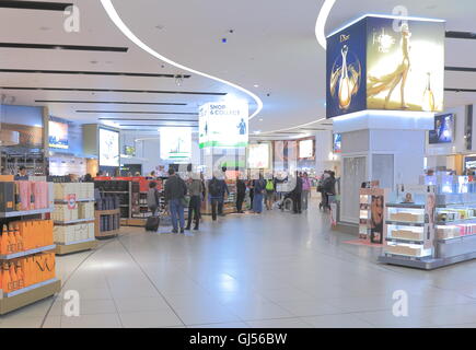 Negozio di persone all'Aeroporto di Melbourne negozi duty free a Melbourne in Australia. Foto Stock