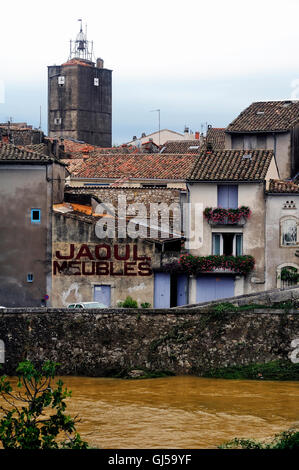 Saint-Hippolyte-du-Fort, una piccola cittadina francese ai piedi delle Cévennes Gard accanto al fiume Vidourle allagato Foto Stock