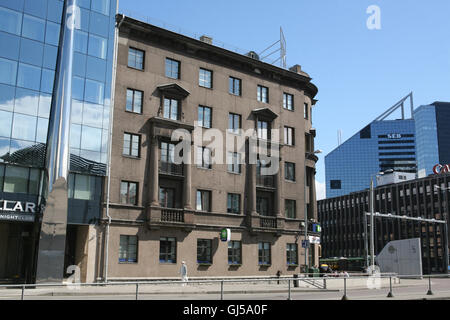 Il contrasto di stili architettonici nel centro di Tallinn. Hotel Tallink sulla sinistra con cantina nightclub. Tallinn è la capitale e la città più grande in Estonia, Tallinn si trova sulla costa settentrionale dell'Estonia, entro gli Stati Baltici. Maggio. Foto Stock