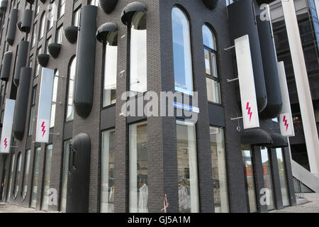 Il centro di Rotermann/ Kaubamaja complesso per lo shopping è uno dei più recenti esperienze di shopping a Tallinn. Trendy zona alla moda situato nel quartiere Rotermann proprio nel cuore di Tallin, nella zona tra la Città Vecchia e il porto/porto. Il complesso vanta boutique alla moda e attrae Tallinn set affluent nonché gli acquirenti di sbarco dai paesi scandinavi al vicino porto. Tallinn è la capitale e la città più grande in Estonia, Tallinn si trova sulla costa settentrionale dell'Estonia, entro gli Stati Baltici. Maggio. Foto Stock