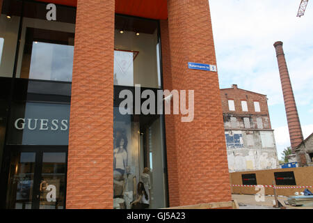 Il centro di Rotermann/ Kaubamaja complesso per lo shopping è uno dei più recenti esperienze di shopping a Tallinn. Trendy zona alla moda situato nel quartiere Rotermann proprio nel cuore di Tallin, nella zona tra la Città Vecchia e il porto/porto. Il complesso vanta boutique alla moda e attrae Tallinn set affluent nonché gli acquirenti di sbarco dai paesi scandinavi al vicino porto. Tallinn è la capitale e la città più grande in Estonia, Tallinn si trova sulla costa settentrionale dell'Estonia, entro gli Stati Baltici. Maggio. Foto Stock