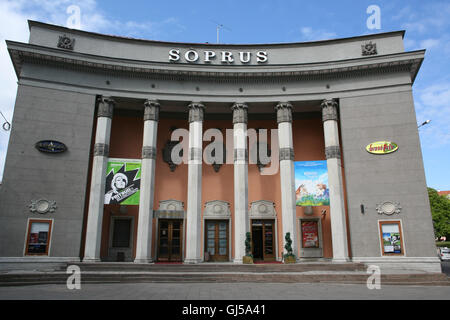 Stalinista stile architettonico edificio del Cinema Soprus(amicizia) nella Città Vecchia di Tallinn. Più popolari nightclubs sono un Foto Stock