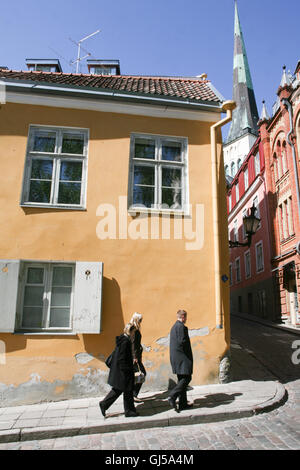 Gli edifici colorati nella Città Vecchia di Tallinn. St Olav's Chiesa in background. La capitale e la città più grande in Estonia, Tal Foto Stock