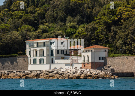 L'Italia, Napoli come visto dal mare. Qui è la Villa Rosebery residenza ufficiale del Presidente della Repubblica italiana quando a Napoli Foto Stock