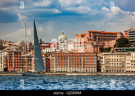 L'Italia, Napoli come visto dal mare. Edificio che si affaccia sul mare lungo via Partenope Foto Stock