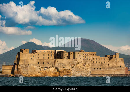 L'Italia, Napoli come visto dal mare. Castel dell'Ovo backdropped dal Vesuvio e il Monte Somma Foto Stock