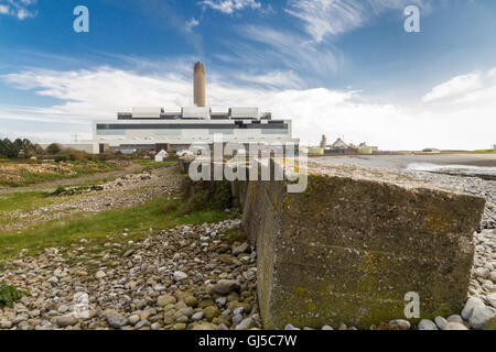 Anti cubetti di serbatoio sulla spiaggia porta di Aberthaw B Coal Fired Power Station, South Wales, Regno Unito. Foto Stock