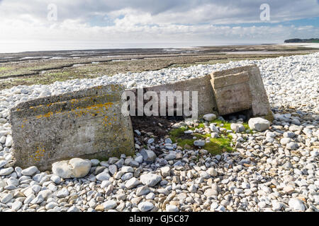 WWII scatola di pillole affondare nella spiaggia di Aberthaw, South Wales, Regno Unito, Europa Foto Stock