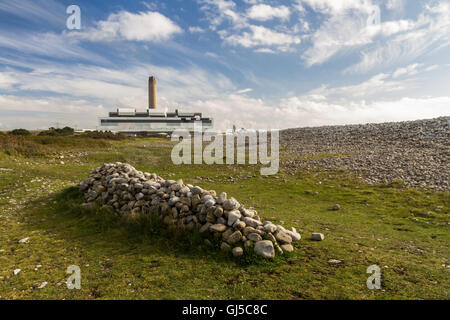 Pila di pietre con Aberthaw B Coal Fired Power Station, South Wales, Regno Unito. Foto Stock