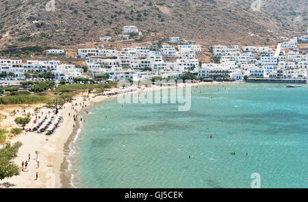Nuotatori a Kamares beach godendo le vacanze estive presso l'isola greca di Sifnos in Grecia. Foto Stock