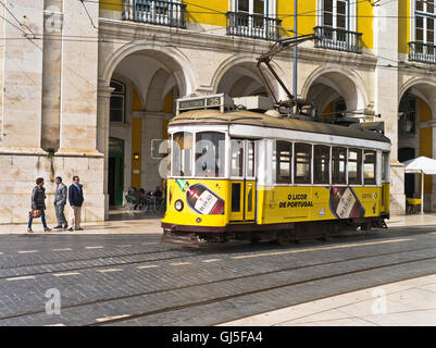 Dh Praca do Comercio LISBONA PORTOGALLO Lisbon City tram trasporto auto giallo Foto Stock