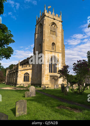 dh St Peters chiesa normanna WINCHCOMBE GLOUCESTERSHIRE Belfry torre cimitero lapidi regno unito cotswolds villaggio cimitero inglese Foto Stock