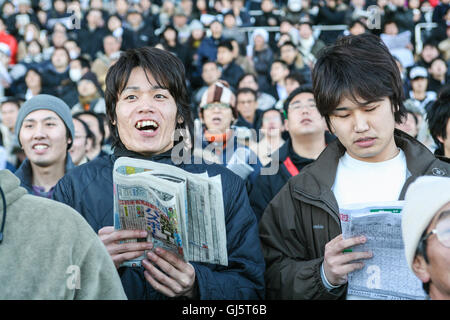 Guardando la gara 11, la grande gara della giornata la American Jockey Club Cup con montepremi di oltre 115 milioni di yen. Il gene Foto Stock