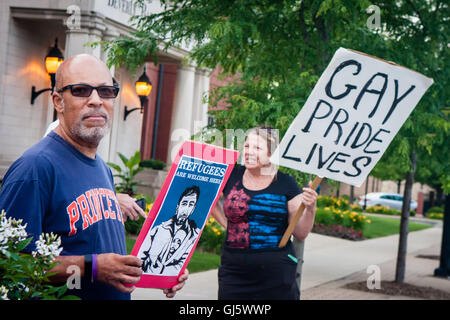 Chicago's Southsiders per la Pace che si è tenuta una veglia di onorare le vittime LGBTQ, in seguito la massa di scatto a Orlando nightclub di impulso. Foto Stock