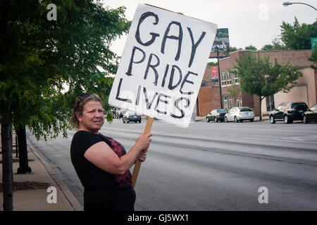 Southsiders per la Pace che si è tenuta una veglia di onorare le vittime LGBTQ in Orlando, a seguito della ripresa di massa al nightclub di impulso. Foto Stock