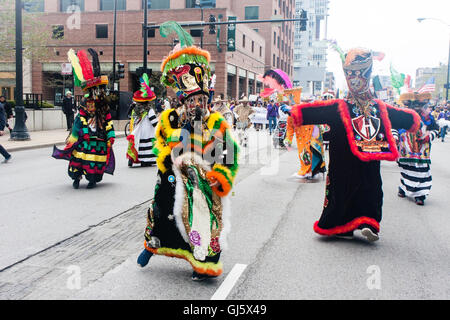Costume Cinco De Mayo Parade partecipanti al giorno di maggio marzo chiamando per la riforma dell immigrazione e diritti dei lavoratori. Foto Stock