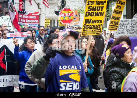 Centinaia di dimostranti unite il giorno di maggio a Chicago per protestare Donald Trump's anti immigrato retorica. Foto Stock