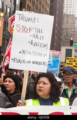 Centinaia di dimostranti è venuto fuori il giorno di maggio per riunire intorno a una protesta di Trump e la sua odiosa retorica. Foto Stock