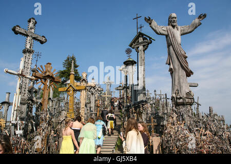 La Collina delle Croci è un luogo di pellegrinaggio circa 12km a nord della città di Siauliai in Lituania del nord. Nel corso dei secoli Foto Stock