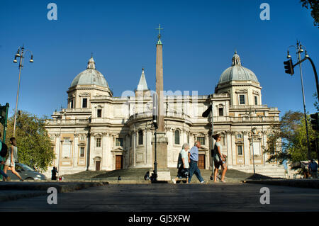 Roma, Italia - 1 agosto 2016: basilica di Santa Maria Maggiore, la vista del retro dell'abside mentre le persone che attraversano la strada Foto Stock