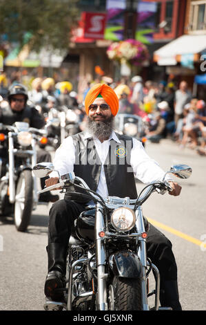 Membri della religione Sikh Moto Club nell'annuale Squamish logger parata del giorno. Foto Stock