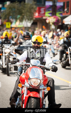 Membri della religione Sikh Moto Club nell'annuale Squamish logger parata del giorno. Foto Stock