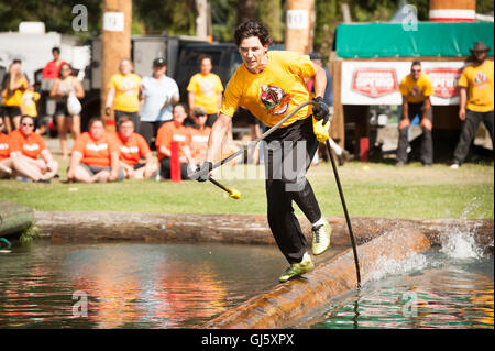 Un concorrente in aperta chokerman gara . La Squamish logger logger giorno evento sportivo. Foto Stock