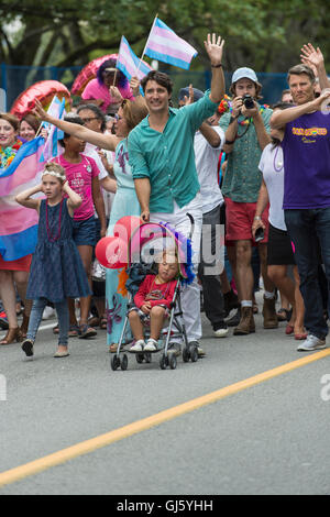 Il primo ministro canadese Justin Trudeau e moglie Sophie Grégoire Trudeau, durante il 2016 Vancouver Pride Parade. Foto Stock