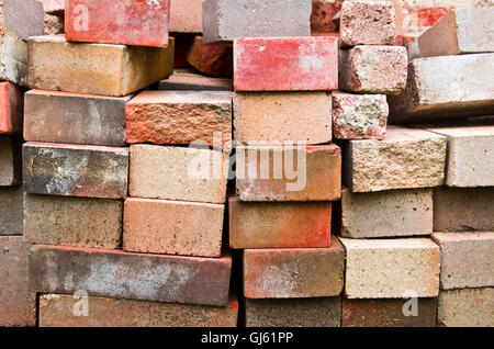 Mattoni di argilla di diverso colore e tipo pronti per essere utilizzati per costruire muri Foto Stock