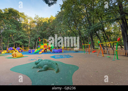 Colorato parco giochi in cantiere nel parco. Foto Stock