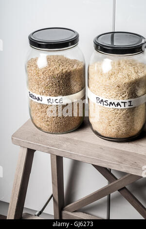 Materie riso Marrone, il riso Basmati e riso al gelsomino varietà in vasi Foto Stock