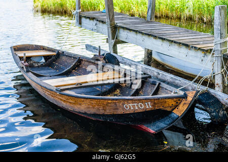 Pataholm, Svezia - Agosto 9, 2016: Tradizionale skiff di legno chiamato Ottone II ormeggiata al piccolo molo. Foto Stock