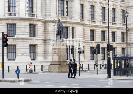 Due agenti di polizia per le strade di Londra Foto Stock