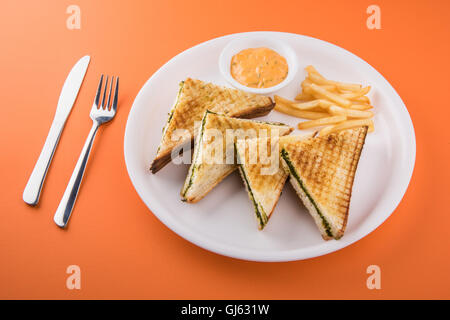 Bulletta della Mexican Quesadilla o sandwich di pollo, mais, il peperone e pomodoro Foto Stock