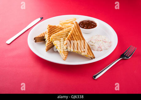 Bulletta della Mexican Quesadilla o sandwich di pollo, mais, il peperone e pomodoro Foto Stock