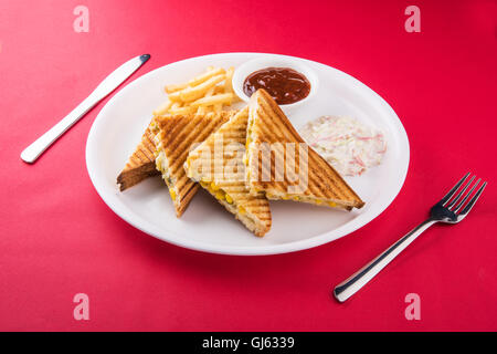 Bulletta della Mexican Quesadilla o sandwich di pollo, mais, il peperone e pomodoro Foto Stock