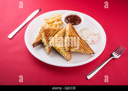 Bulletta della Mexican Quesadilla o sandwich di pollo, mais, il peperone e pomodoro Foto Stock