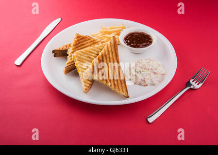 Bulletta della Mexican Quesadilla o sandwich di pollo, mais, il peperone e pomodoro Foto Stock