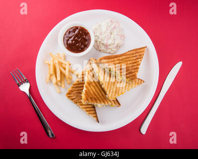 Bulletta della Mexican Quesadilla o sandwich di pollo, mais, il peperone e pomodoro Foto Stock