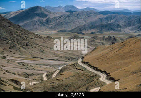 Auto,a,a,l'avvolgimento,Road,Toyota, Landcruisers, discendente da 4.800 metri passano ad est della città di Saga sul, Tibetani, Plateau.Il Tibet, Foto Stock