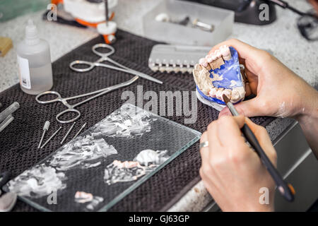 Odontotecnico lavorando nel laboratorio dentale Foto Stock