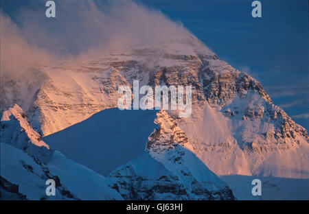 Il monte Everest (8.848 metri ) incombente fino alla fine della valle visto dal monastero Rongbuk al tramonto. Le viste di Everest North Face sono ancora più incredibile che dal lato del Nepal. Il monte everest è noto come Sagarmatha in nepalese e Chomolungma in tibetano che traduce come "Dea Madre della terra". Foto Stock