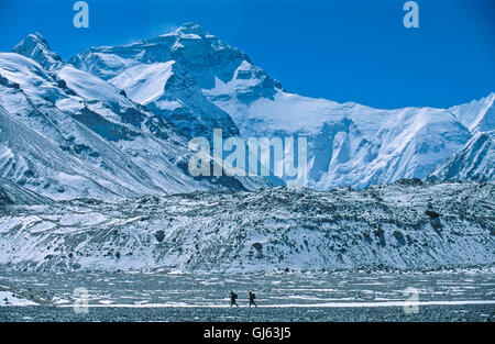 Escursionismo a due chilometri a sud di Campo Base Everest (5.200 metri) con eccellenti vedute del Monte Everests North Face (8.848 metri) visto in background. Foto Stock