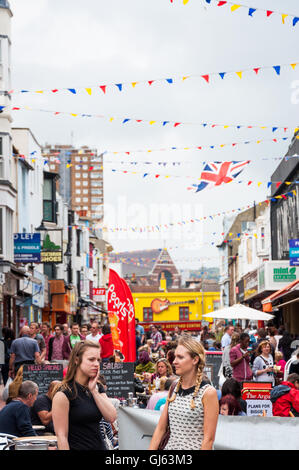 The Lanes, Brighton, East Essex, Regno Unito, Inghilterra, persone, all'aperto, al fresco, occupato, Vibrante, affollata, piena, estate, Gardner Street Foto Stock