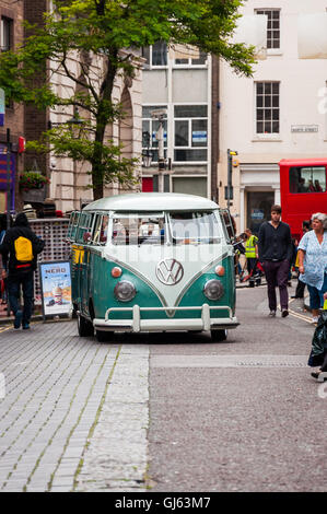 Brighton, East Essex, Regno Unito, Inghilterra, Colore teal, classico, retro, Volkswagen, schermo diviso, camper, van, strada, vista, urbano, VW, auto, Foto Stock