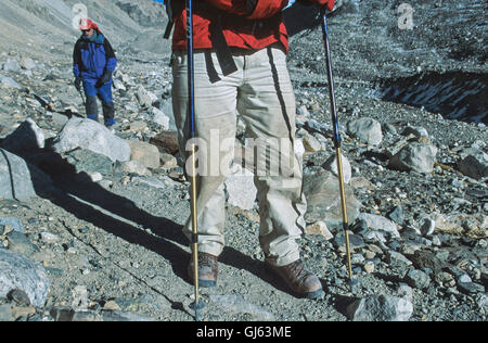 Il trekking dalla nostra spedizione gruppo di quindici come scendono lungo la East ghiacciaio Rongbuk famosa George Foto Stock