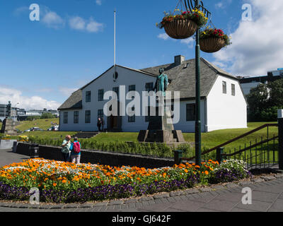 Statua di Hannes HAFSTEIN poeta dallo scultore Einar Jónsson nella parte anteriore del Gabinetto del Primo Ministro del Stjornarradshusinu Reykjavik la capitale dell'Islanda città Foto Stock