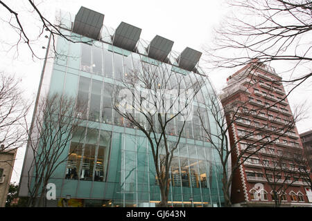 Fronteggiata curvo edificio che ospita su più piani Palestra Gold's e al piano inferiore Zara. © Paul Quayle Omotesando è un Foto Stock