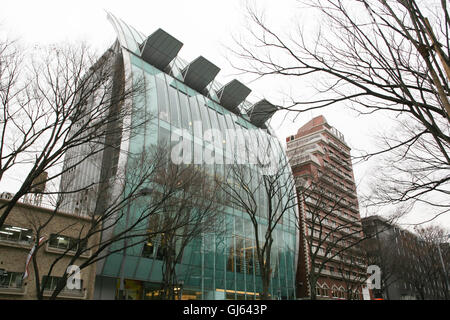 Fronteggiata curvo edificio che ospita su più piani Palestra Gold's e al piano inferiore Zara. © Paul Quayle Omotesando è un Foto Stock