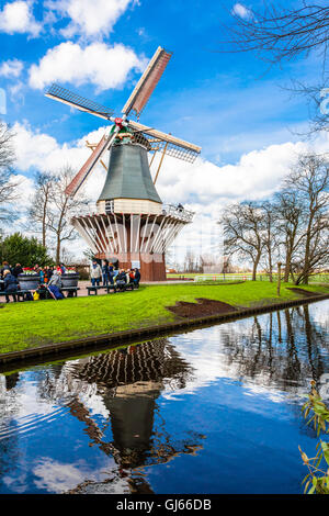 Lisse, South Holland, Paesi Bassi - 10 Aprile 2010: il mulino a vento nei giardini del Keukenhof, in Lisse, Paesi Bassi. Foto Stock